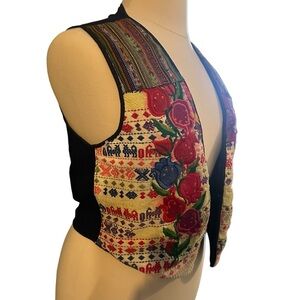 Super cute vintage floral embroidered festival boho vest